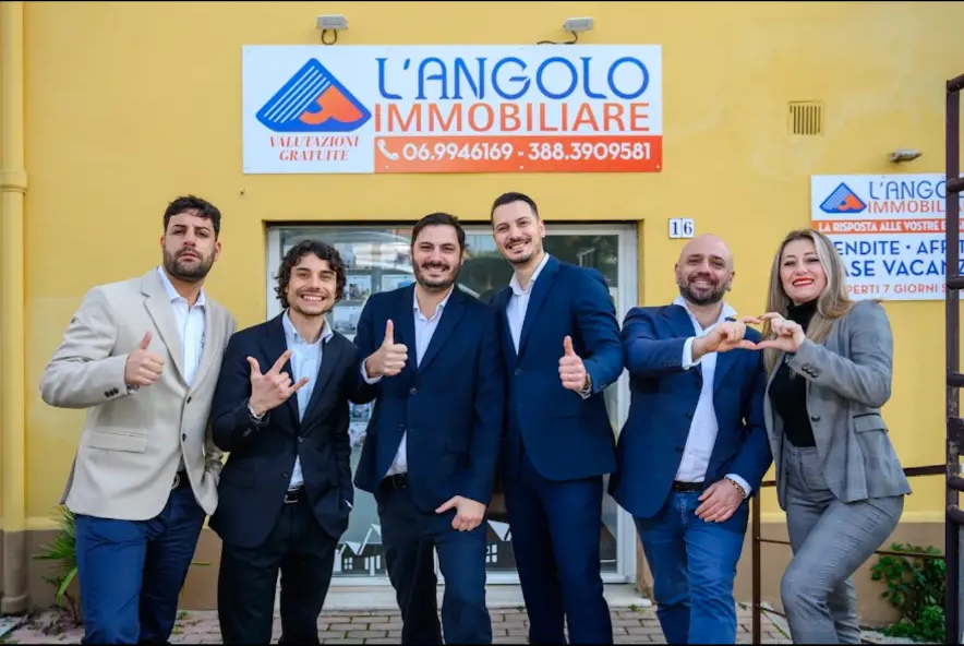Il team de L'Angolo Immobiliare davanti all'agenzia di Ladispoli